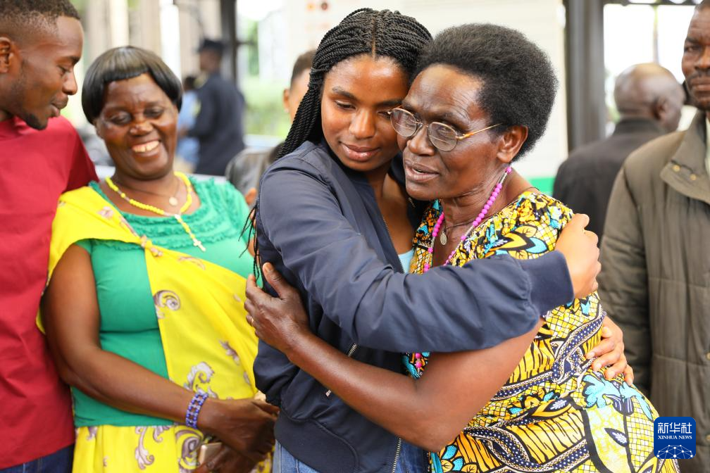   4月23日，在盧安達首都吉佳利國際機場，一名來自盧安達北方省穆桑澤職業技術學院的學生與母親擁抱告別。 新華社記者吉莉攝