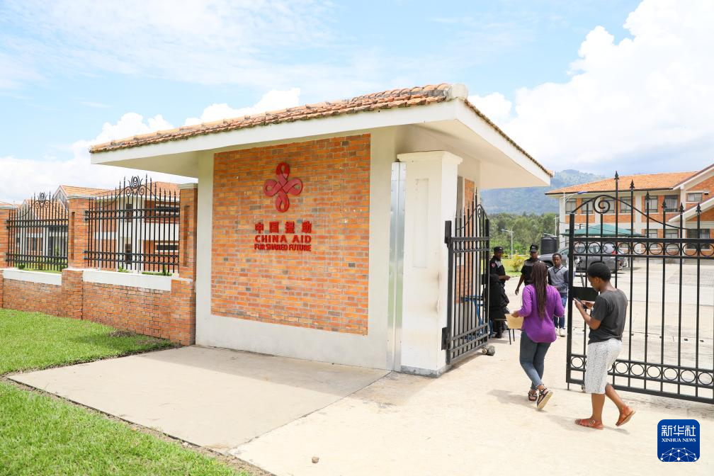 This is an outdoor shot taken on April 15th at Musanze Vocational and Technical College in the northern province of Rwanda. Photo by Xinhua News Agency reporter Jili