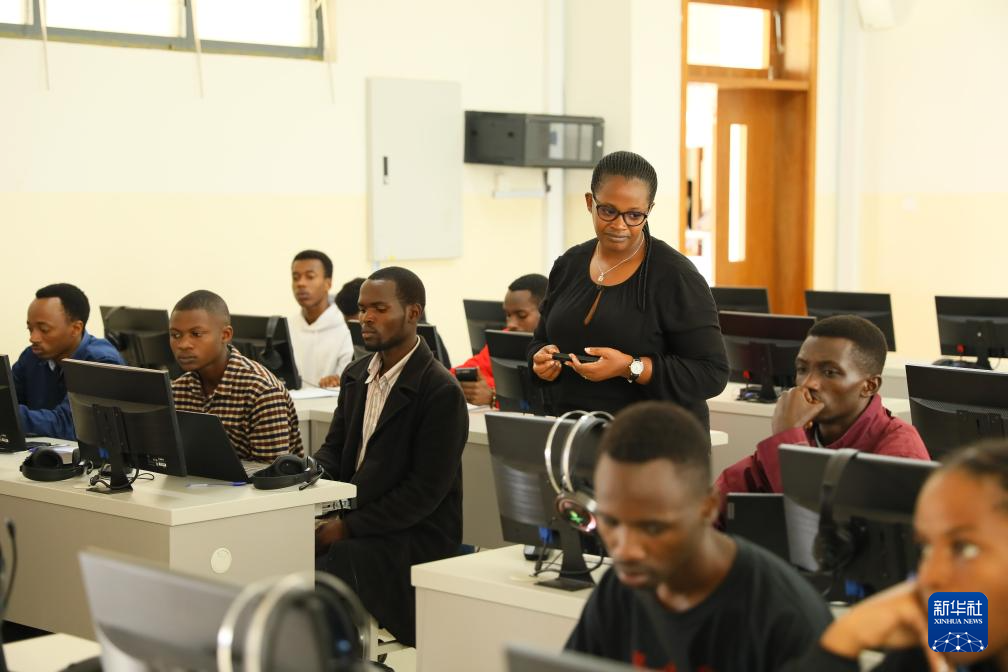  4月15日，學生在盧安達北方省穆桑澤職業技術學院上課。 新華社記者吉莉攝