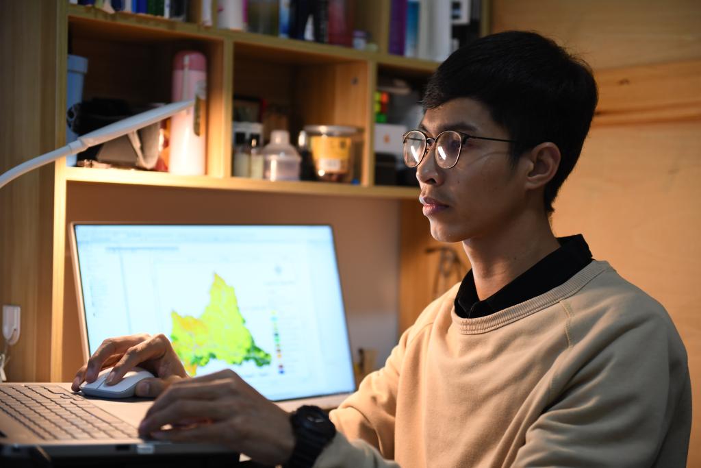 On November 25, 2019, Li Zhi, a Cambodian international student majoring in Hydraulic Engineering at Northwest A&F University, was studying in his dormitory. Photo by Xinhua News Agency reporter Li Yibo