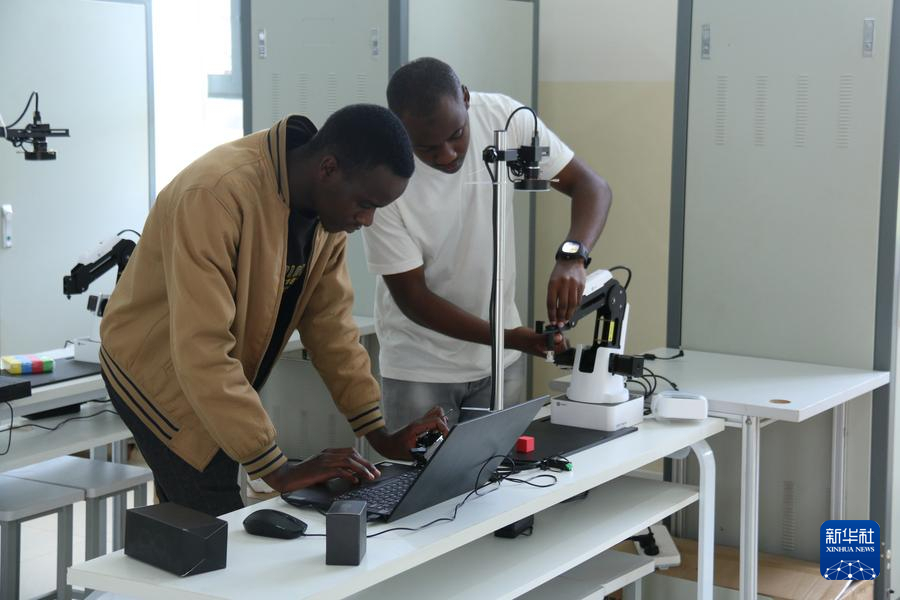   2023年11月18日，在盧安達北方省穆桑澤職業技術學院魯班工坊的實驗室中，兩名當地學生操作儀器。 新華社發（黃萬晴攝）
