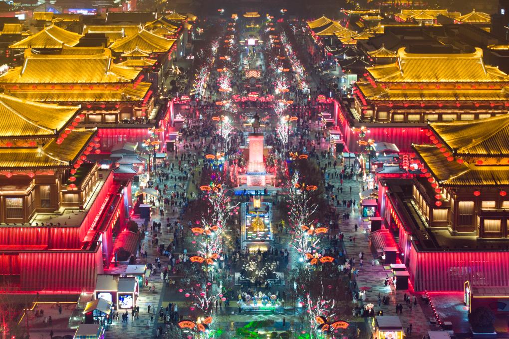 　　这是2024年2月2日拍摄的西安大唐不夜城景色（无人机照片）。新华社记者邵瑞摄