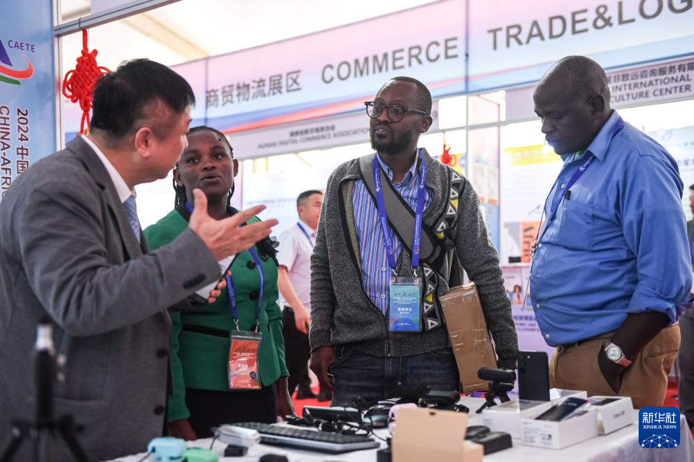 On May 9th, exhibitors talked with guests during the China Africa Economic and Trade Expo held in Nairobi, the capital of Kenya, during their tour of Africa. Photo by Xinhua News Agency reporter Li Yahui