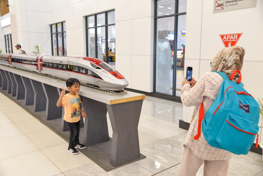 　　3月3日，在印度尼西亚雅加达哈利姆站候车大厅，一名小朋友和雅万高铁高速动车组模型合影。新华社记者徐钦摄