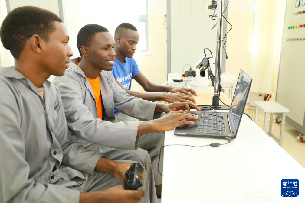 On April 15th, students practiced operating a robotic arm through a computer at Musanze Vocational and Technical College in the northern province of Rwanda. Photo by Xinhua News Agency reporter Gilly on pagebreak
