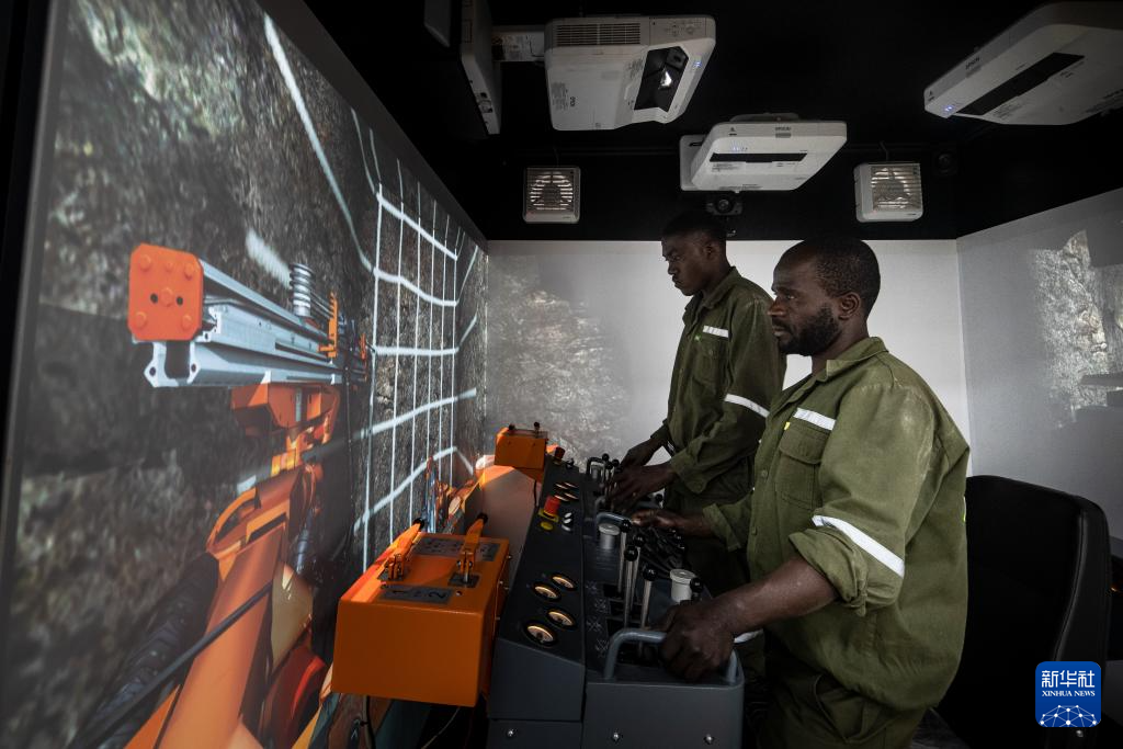 On June 3, 2024, in Kitwe, Copperbelt Province, Zambia, Zambian employees participated in the training through virtual technology equipment at the Mine Skills Training School of Zhongse Non Mining Company. Xinhua News Agency (provided by Zhongse Africa Mining Co., Ltd.)