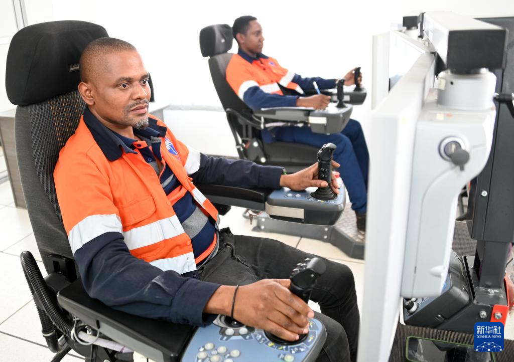 On June 4, 2024, in Kitwe, Zambia's Copperbelt Province, Zambian employees remotely operated underground mining equipment production operations at the digital control center for the production of the southeast ore body at the Qianbixi Copper Mine. Xinhua News Agency (provided by Zhongse Africa Mining Co., Ltd.)