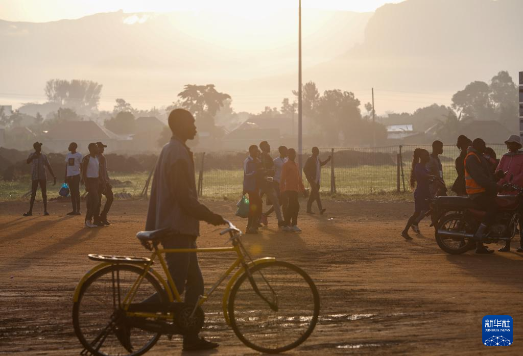 On April 5, 2024, in Mbale City, Uganda, people went to work at the Central Umale Industrial Park. Photo by Xinhua News Agency reporter Li Yahui