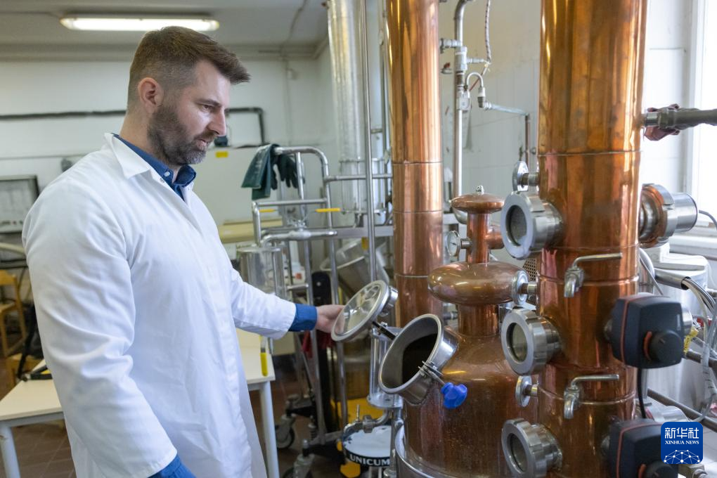 On May 27th, in Budapest, Hungary, researcher Heiji Ferenc of the Hungarian University of Agriculture and Life Sciences worked in the laboratory. Xinhua News Agency (Photo by Fergie Otilo)