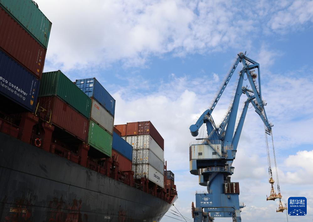 On June 15, 2023, a cargo ship docked at the Port of Bata in Equatorial Guinea. Photo by Xinhua News Agency reporter Dong Jianghui