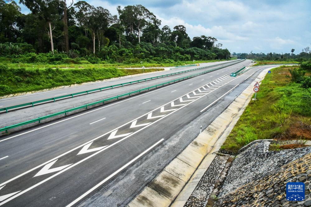 This is a photo taken on July 29, 2022 in Kribi, Cameroon on the Kribi Rolabe Expressway. Xinhua News Agency (Science Popularization Photo)