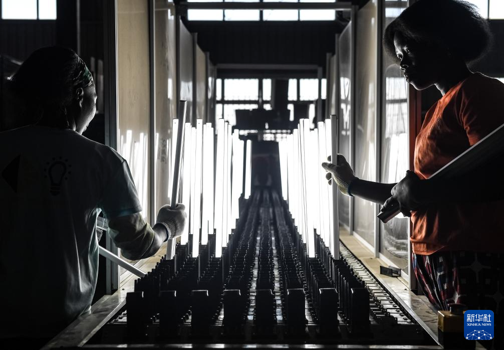 On April 5, 2024, two workers conducted product quality inspection in the workshop at the Central Umbale Industrial Park in Mbale, Uganda. Photo by Xinhua News Agency reporter Li Yahui