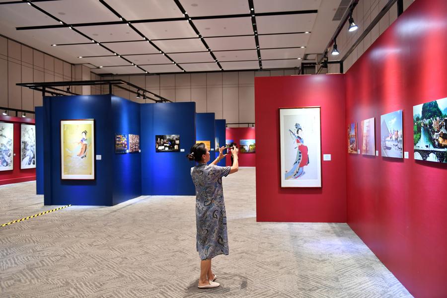 On July 25th, attendees visited the China Africa Cultural Exchange Exhibition Area. Photo by Xinhua News Agency reporter Chen Zhenhai