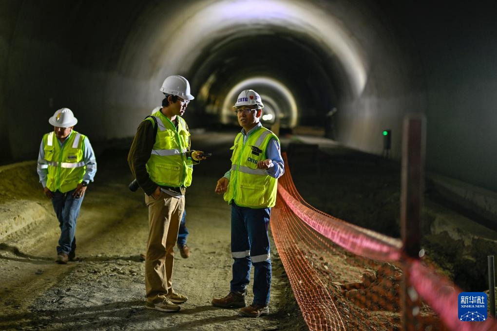 On June 23rd, in the Cusco Region of Peru, tunnel project manager Pei Zhimin (right) introduced to reporters the Machu Picchu highway tunnel project undertaken by China Railway Tunnel Bureau. Photo by Xinhua News Agency reporter Li Muzi