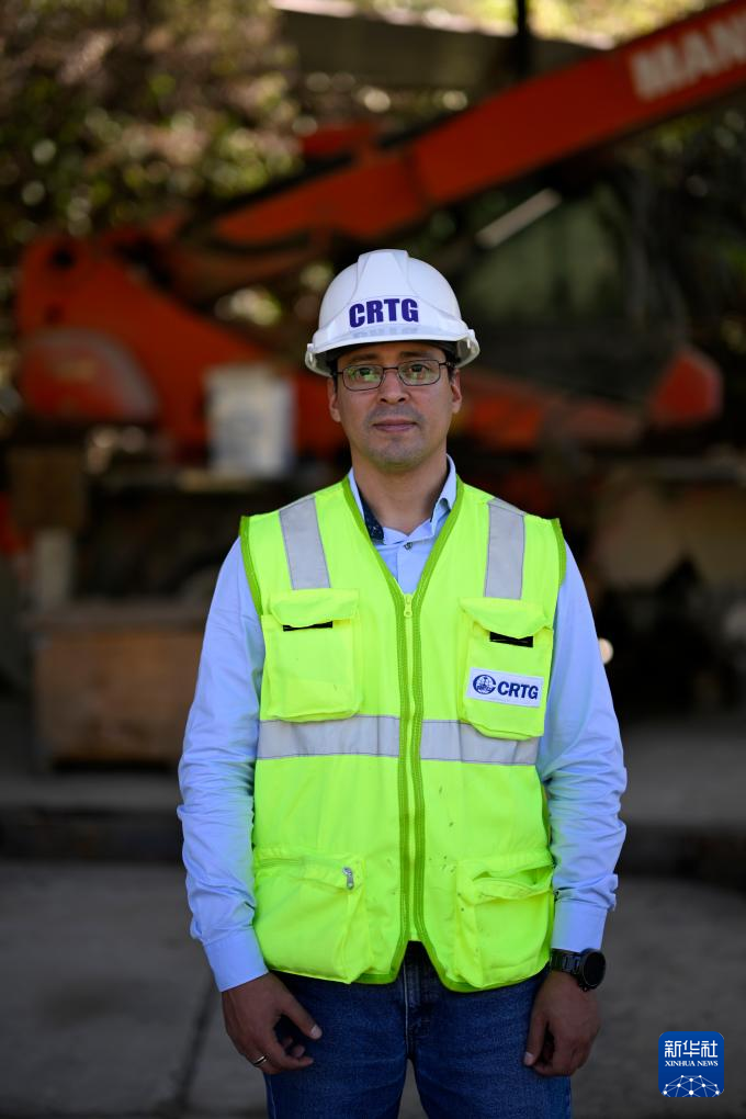 This is Daniel Medina, the human resources manager of the Machu Picchu highway tunnel project constructed by China Railway Tunnel Bureau, captured on June 23 in the Cusco region of Peru. Photo by Xinhua News Agency reporter Li Muzi