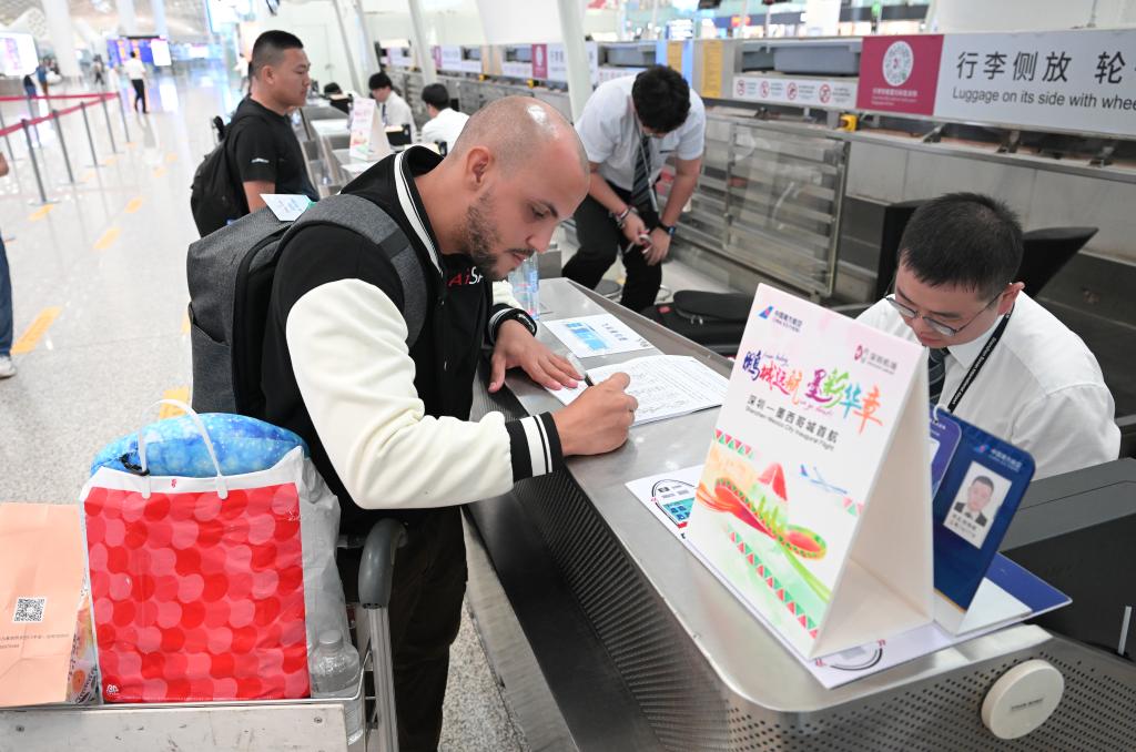 　　 2024年5月11日，在深圳宝安国际机场，搭乘深圳—墨西哥城直飞航线的乘客办理值机。新华社记者毛思倩摄