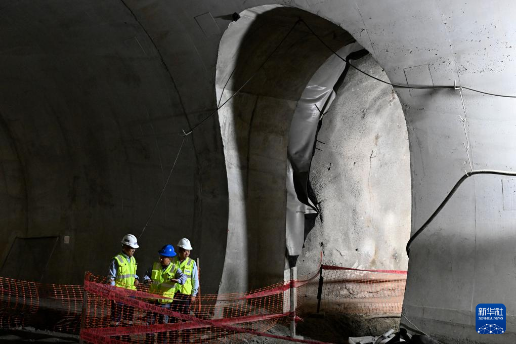   6月23日，中铁隧道局的中方员工在秘鲁库斯科大区检查马丘比丘公路隧道。新华社记者 李木子 摄