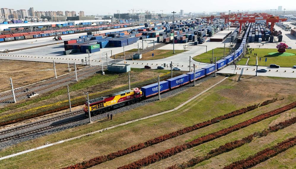 The China Europe freight train departed from Xi'an International Port Station (drone photo). Photo by Xinhua News Agency reporter Zou Jingyi