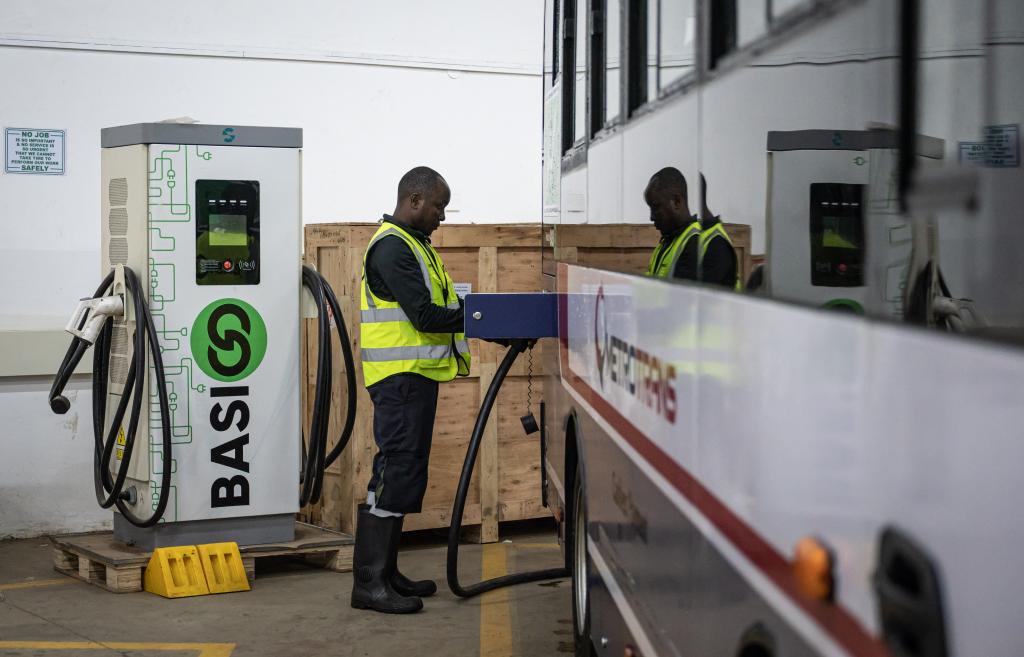 On June 2, 2023, in Nairobi, Kenya, staff from Kenya Electric Bus Company were charging electric buses. Photo by Xinhua News Agency reporter Wang Guansen