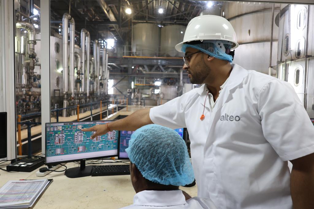 On July 24th, at a sugar factory in the Frak district of eastern Mauritius, workers monitored the production of sugar in the workshop. Photo by Xinhua News Agency reporter Ling Xin