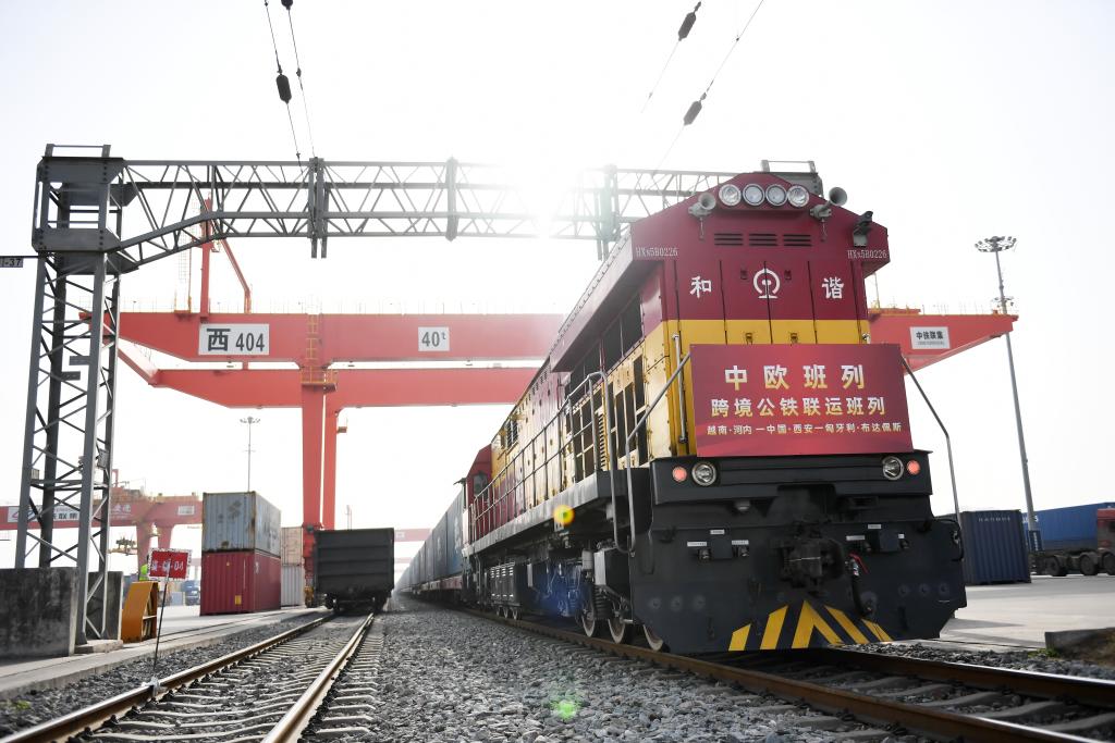 The China Europe intercity rail intermodal train is ready to depart. Photo by Xinhua News Agency reporter Li Yibo