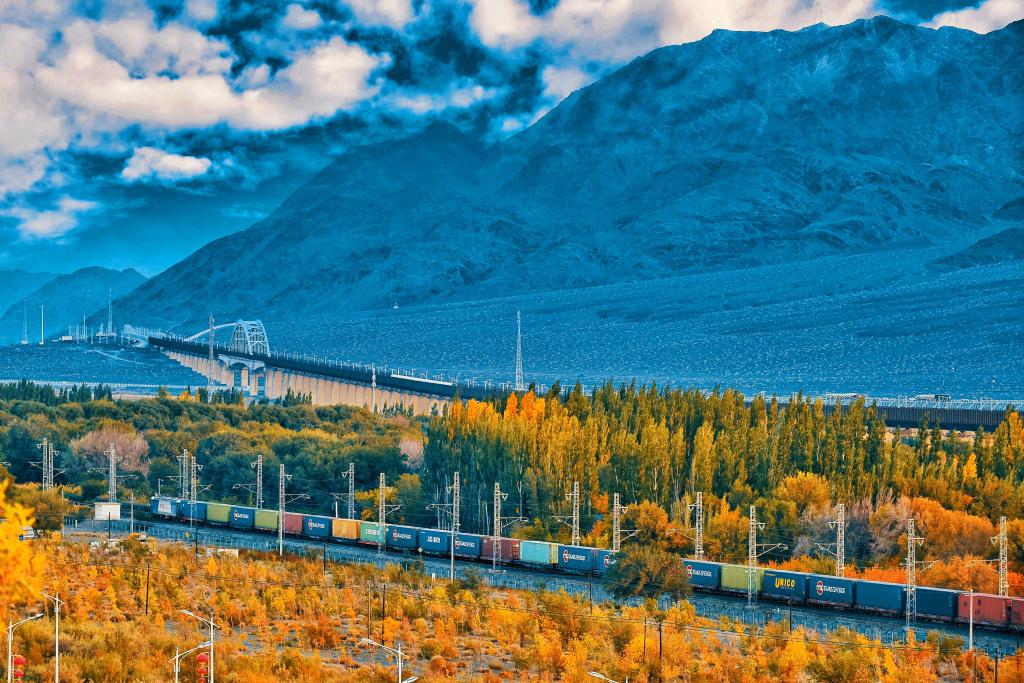 The China Europe freight train is traveling on the Dabancheng Wetland in Urumqi (pictured on October 6, 2023). Xinhua News Agency (photo by Shuifeng Liang)