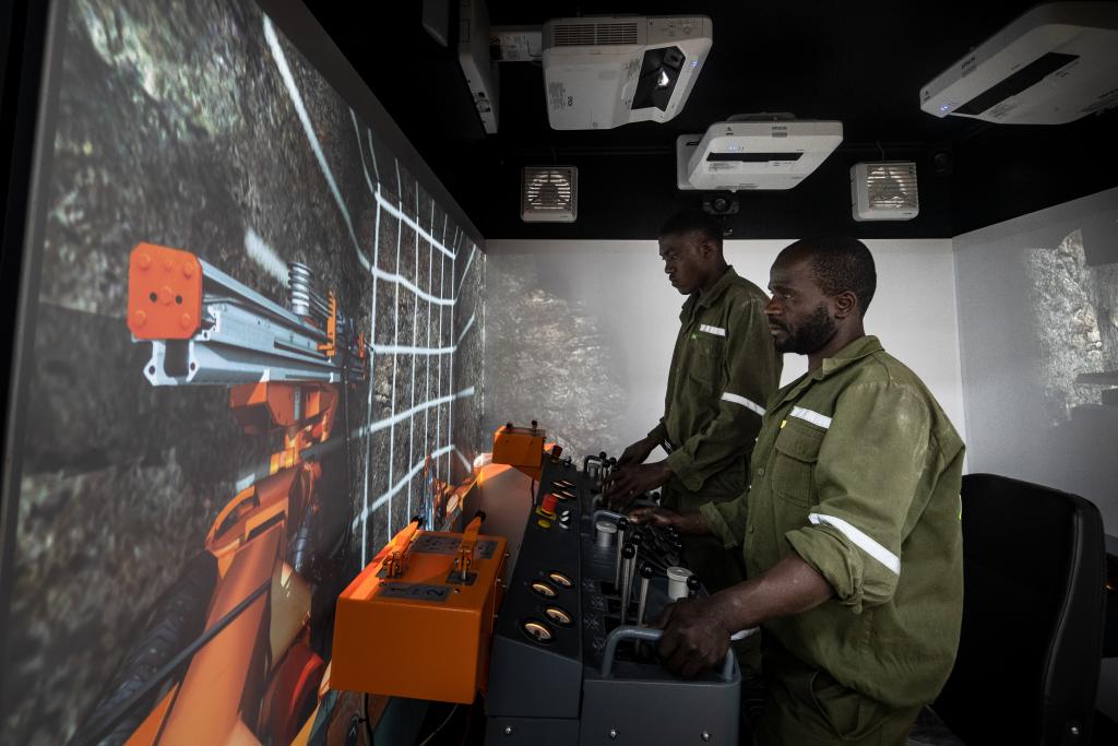 On June 3, 2024, in Kitwe, Copperbelt Province, Zambia, Zambian employees participated in training at the China Nonferrous Metals Mining Company Mining Skills Training School using virtual technology equipment. Xinhua News Agency (photo provided by Zhongse Africa Mining Co., Ltd.)