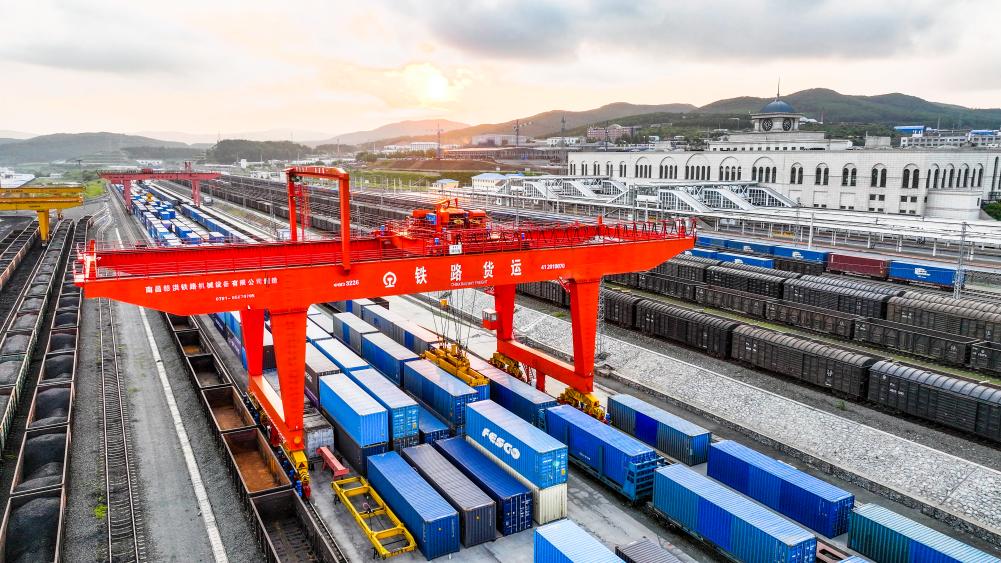 On July 12th, the inbound China Europe freight train underwent container exchange at the Suifenhe Station Container Exchange Yard of China Railway Harbin Group Co., Ltd. (drone photo). Xinhua News Agency (photo by Qu Yiwei)