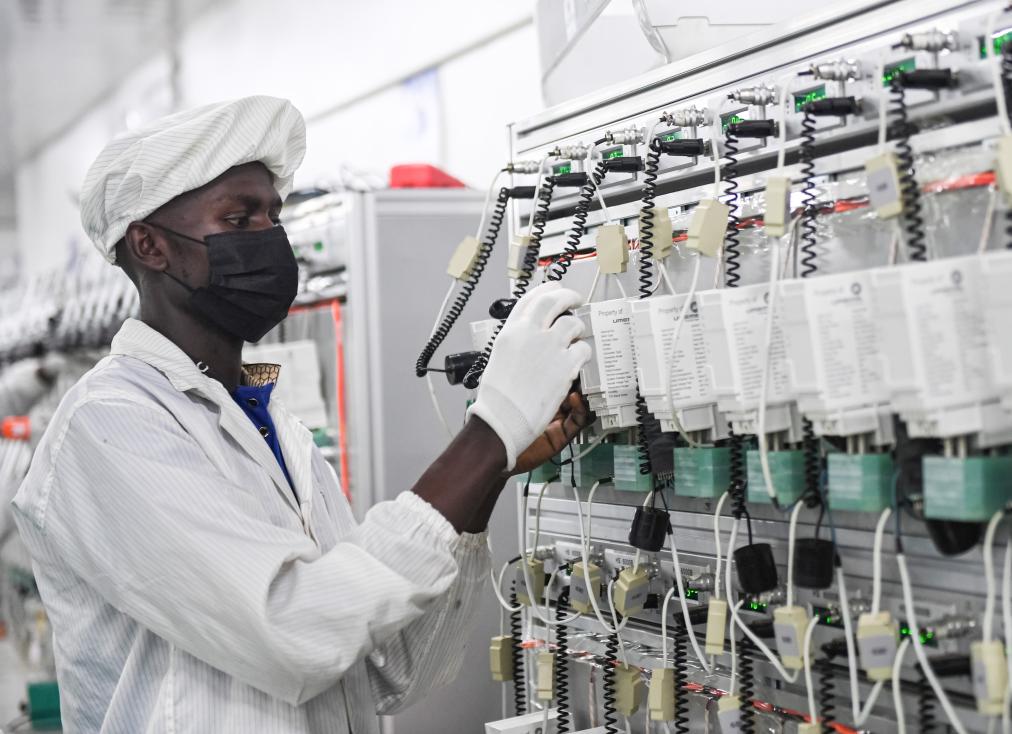 On April 5th, workers were working in the factory workshop at the Mbale Industrial Park in Mbale, Uganda. Since its launch in March 2018, this national industrial park in Uganda has attracted more than 40 enterprises to settle in, creating over 5000 job opportunities for the local area. Photo by Xinhua News Agency reporter Li Yahui