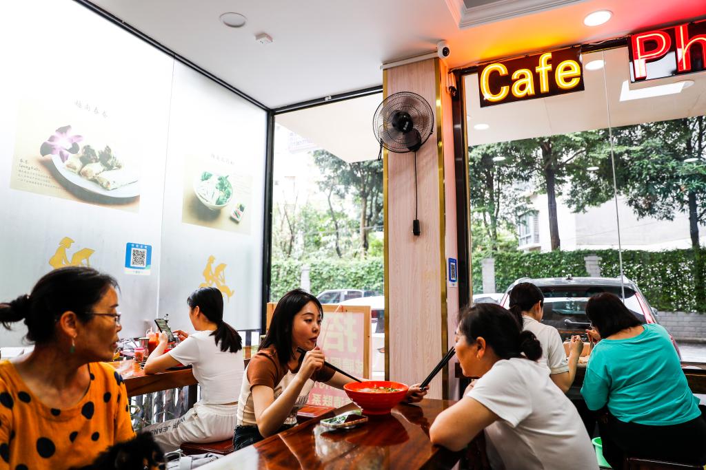 On September 8, 2023, citizens dined at a Vietnamese noodle shop in Nanning, Guangxi. Photo by Xinhua News Agency reporter Hu Xingyu