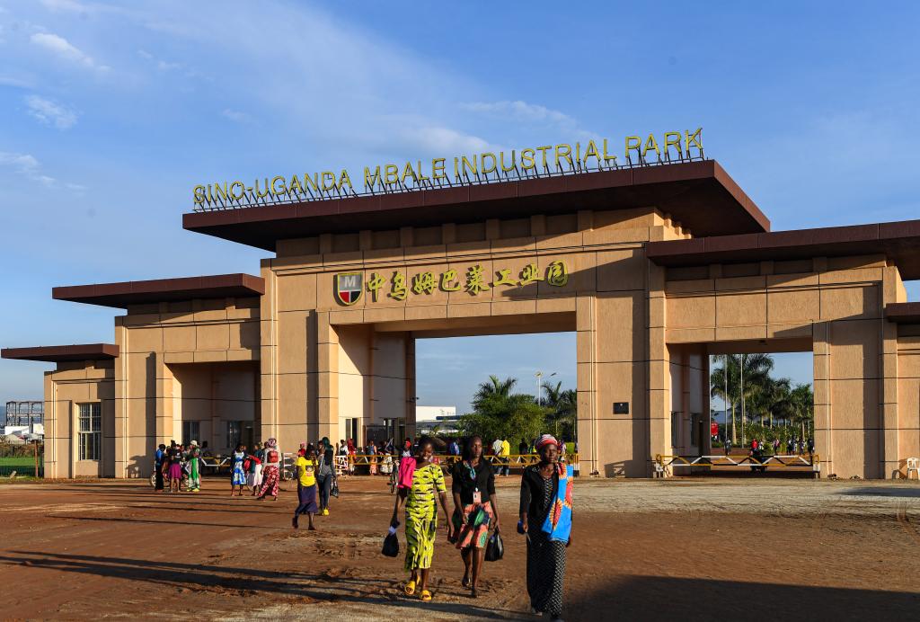 On the afternoon of April 4, 2024, people walked out of the Mbale Industrial Park in Uganda. Photo by Xinhua News Agency reporter Li Yahui