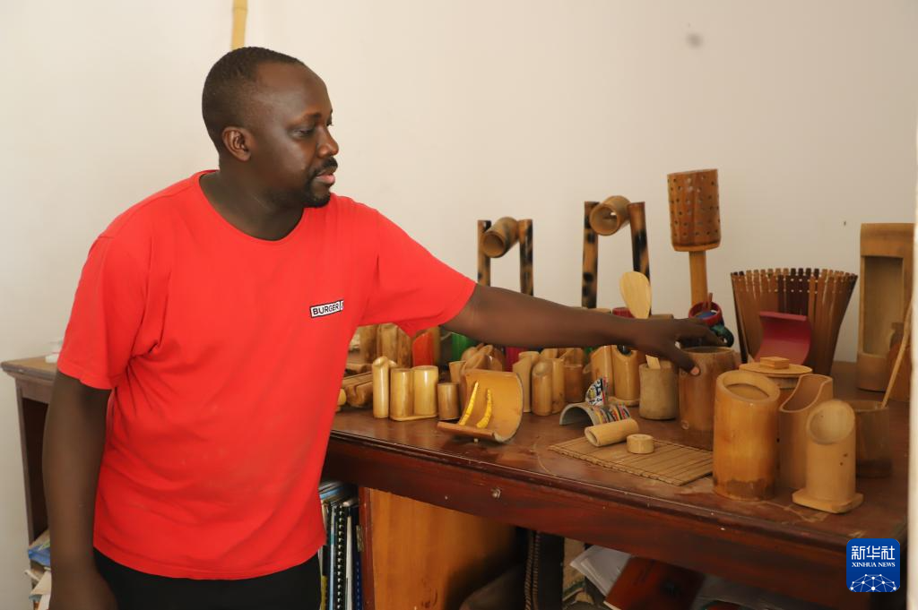 On August 16th, in Kampala, Uganda, a staff member of the Uganda Bamboo Association showcased bamboo products. Xinhua News Agency (Photo by Ronald Sekandi)