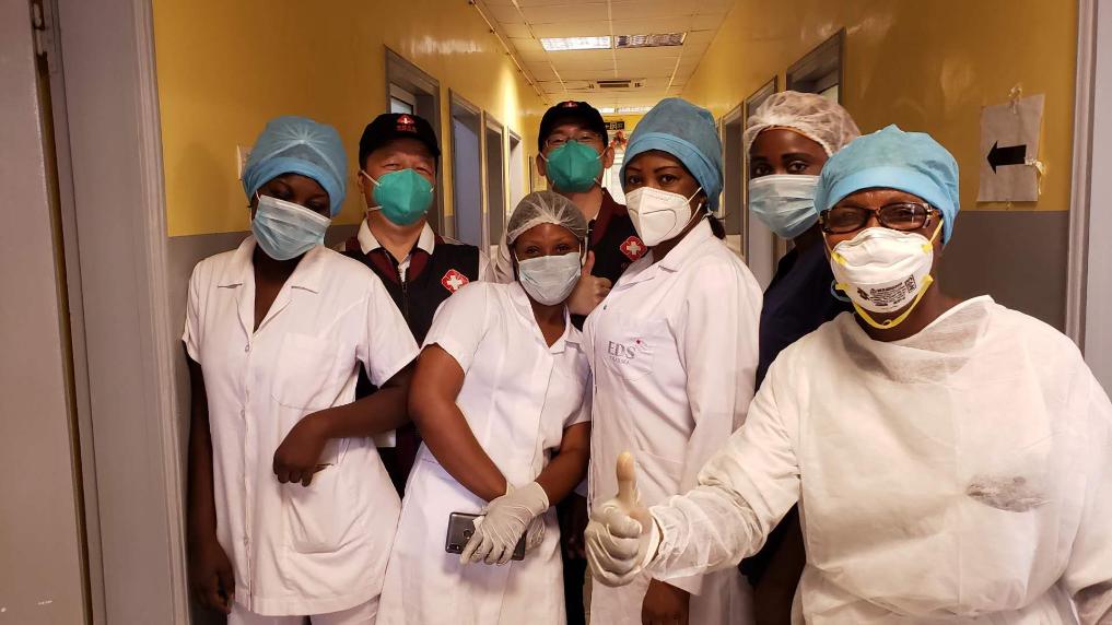 On May 26, 2020, the Chinese anti epidemic medical expert group took a group photo with the local first-line medical staff when guiding the construction of COVID-19 wards in Brazzaville, the capital of the Congo (Brazzaville). Shen Jizhong 