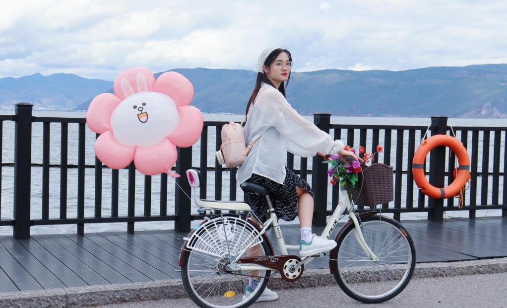 On July 5, 2024, Vietnamese tourists rode by the Erhai Lake in Dali. Photo by Xinhua News Agency reporter Wang Xiansi