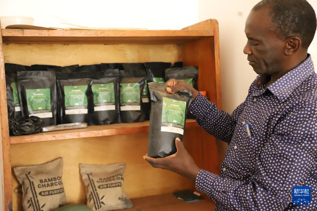 On August 16th, in Kampala, Uganda, a staff member of the Uganda Bamboo Association showcased organic fertilizers made from bamboo. Xinhua News Agency (Photo by Ronald Sekandi)