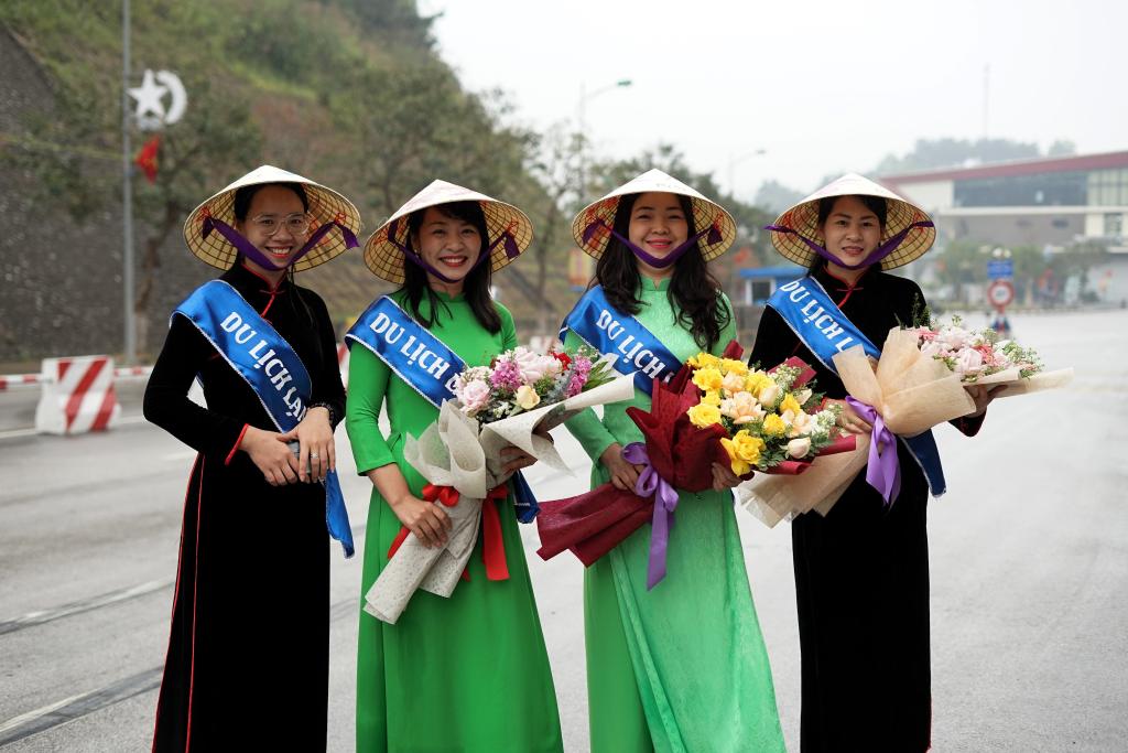   2023年3月15日，越方工作人员在越南谅山省的友谊国际口岸手捧鲜花欢迎中国游客。新华社记者 胡佳丽 摄