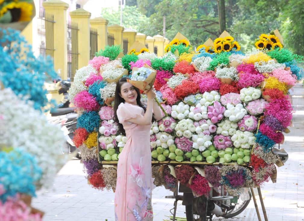 In Hanoi, the capital of Vietnam, flower vendors are scattered throughout the streets and alleys during the day. The flower wholesale market at night is also bustling with traffic. Photo by Xinhua News Agency reporter Liu Tian