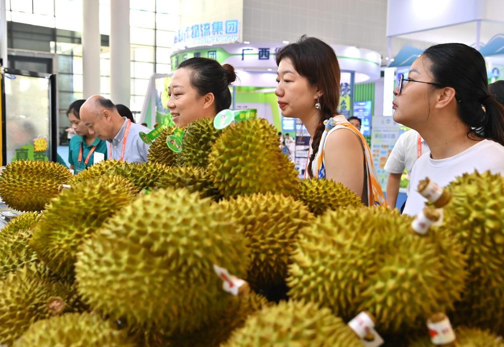 　　9月28日，观众在第21届中国—东盟博览会上挑选马来西亚榴莲。新华社记者周华摄