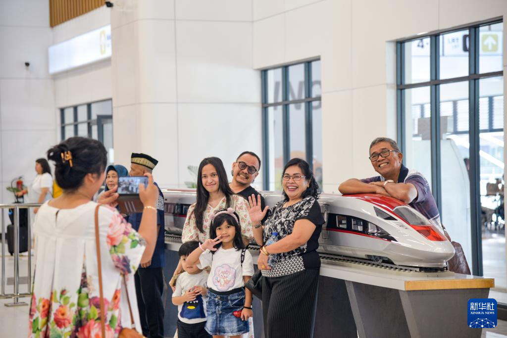 On June 17th, in the waiting hall of Halim Station in Jakarta, Indonesia, people took a photo with a model of the Jakarta Bandung high-speed train. Photo by Xinhua News Agency reporter Xu Qin