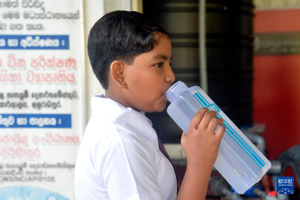 On October 2nd, in the village of Nidiya in the central northern region of Sri Lanka, students were drinking water next to a Chinese assisted drinking water facility. Xinhua News Agency (Photo by Jia Yang Samira)