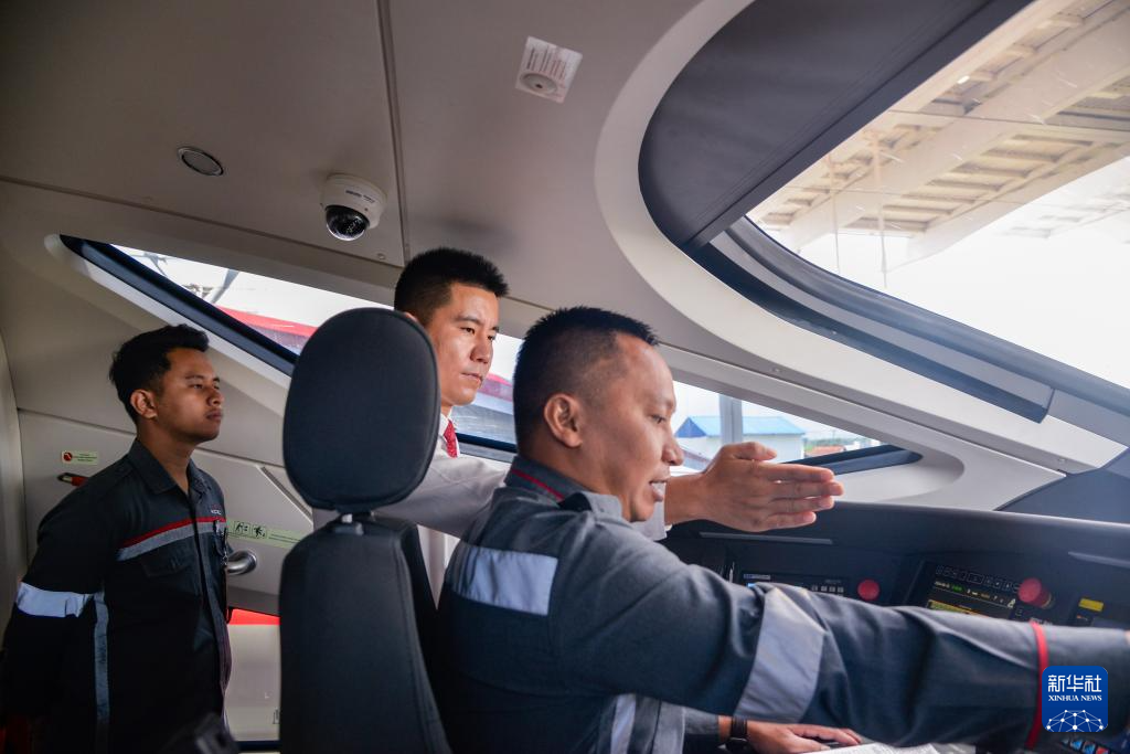 On September 12th, in Bandung, Indonesia, Chinese high-speed rail driver Zhang Yue (center) gave hands-on teaching guidance to Indonesian high-speed rail driver Agus Deviano Widodo (right). Photo by Xinhua News Agency reporter Xu Qin