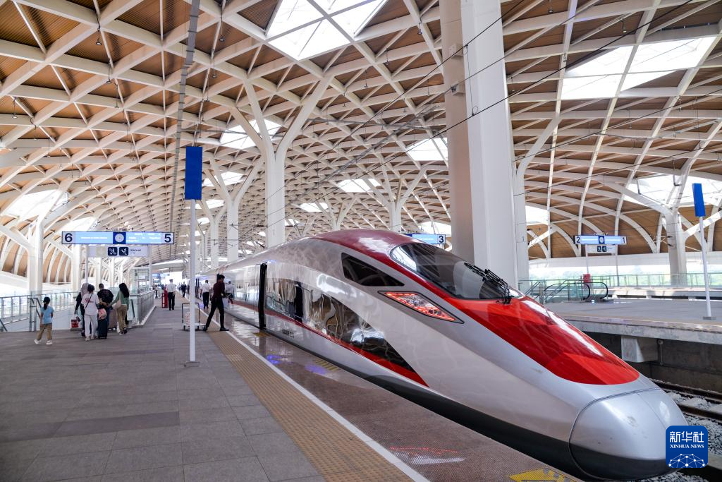 This is a photo taken on April 17th at Halim Station in Jakarta, Indonesia, of a Jakarta Bandung high-speed train parked on the platform. On that day, the Yawan high-speed railway was in operation for half a year. Photo by Xinhua News Agency reporter Xu Qin