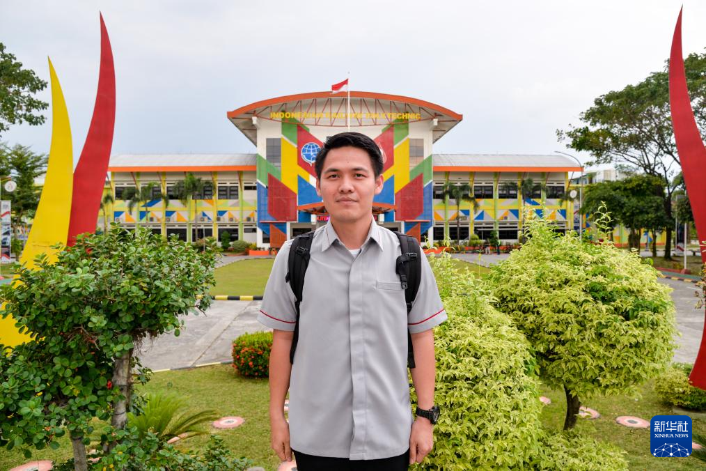 On June 7, 2023, Setiawan, one of the first drivers of the Jakarta Bandung high-speed railway, took a photo at the Indonesian Railway Institute in Molifen, Indonesia. Photo by Xinhua News Agency reporter Xu Qin