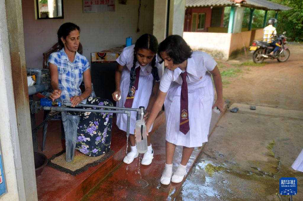 On October 2nd, in the village of Nidiya in the central northern region of Sri Lanka, students were queuing up in front of a drinking water facility built with Chinese aid to fetch water. Xinhua News Agency (Photo by Jia Yang Samira)