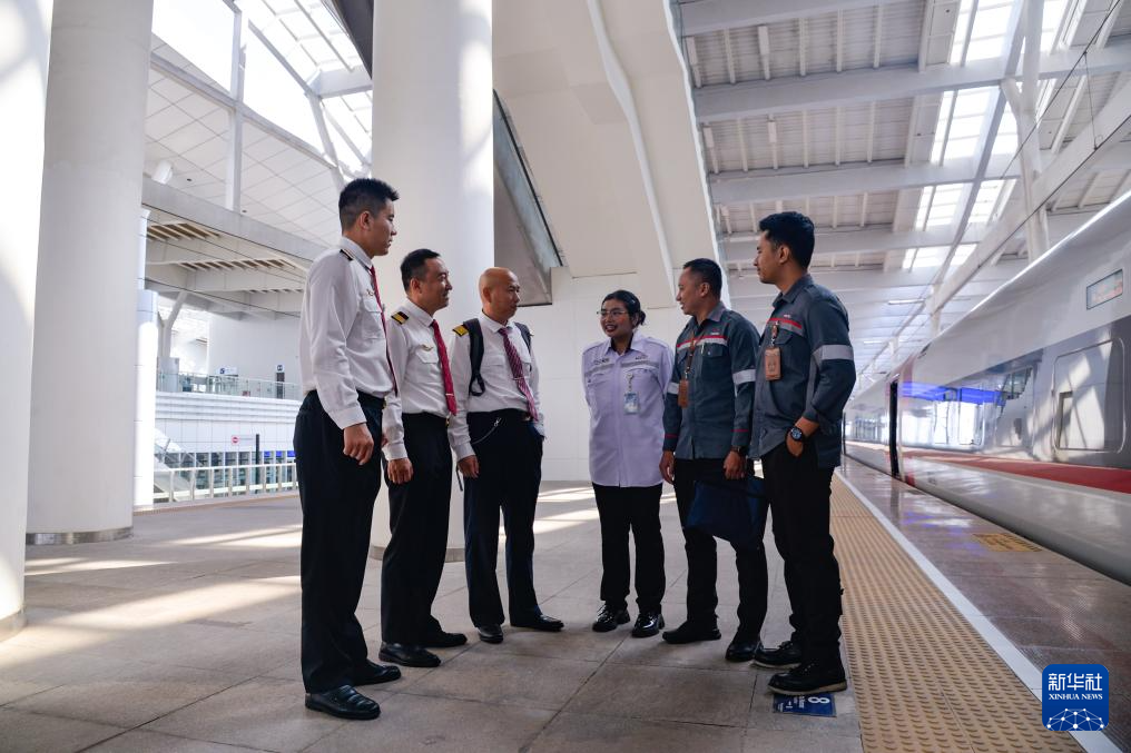 On September 12th, at the Wanrongkalur station platform in Indonesia, Chinese and Indonesian high-speed railway drivers of the Jakarta Bandung high-speed railway summarized and analyzed their learning of high-speed railway driving and maneuvering. Photo by Xinhua News Agency reporter Xu Qin