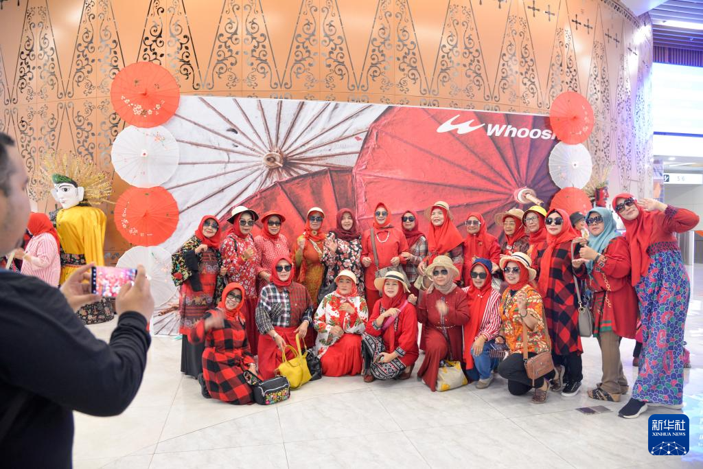 On October 11th, in Jakarta, Indonesia, passengers took photos in the waiting hall of Halim Station on the Jakarta Bandung high-speed railway. Photo by Xinhua News Agency reporter Xu Qin