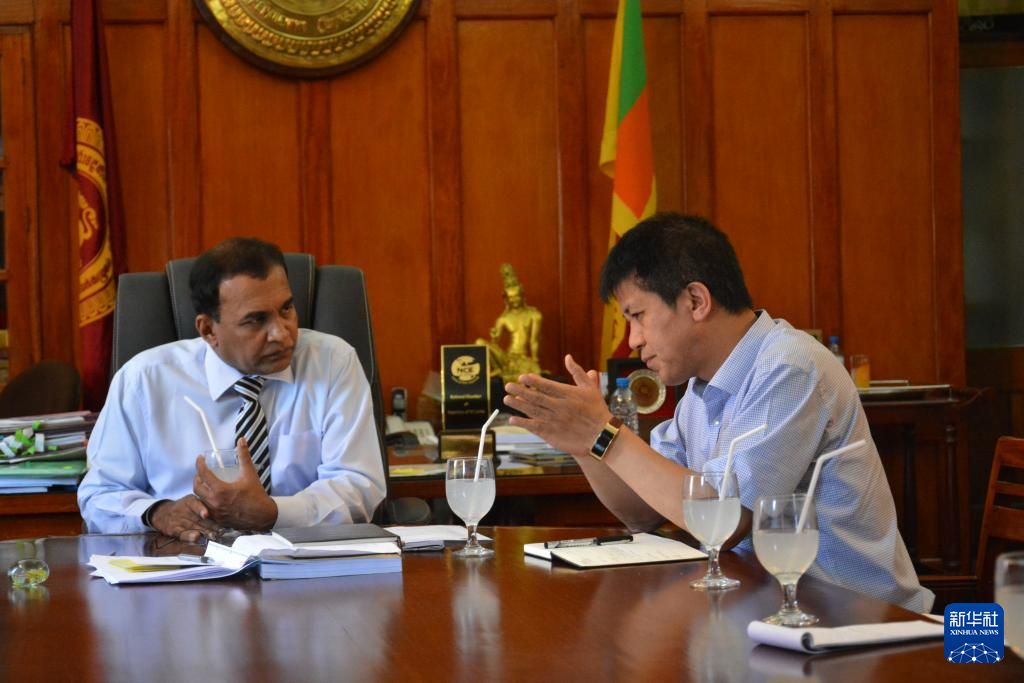 On March 22, 2017, Wei Yuanxun (right), director of the Water Pollution Control Laboratory of the Ecological Environment Research Center of the Chinese Academy of Sciences, visited Upur Dizanayak, then president of the University of Peradnya in Sri Lanka in Kangti, Sri Lanka (data photo). Shen Jizhong 