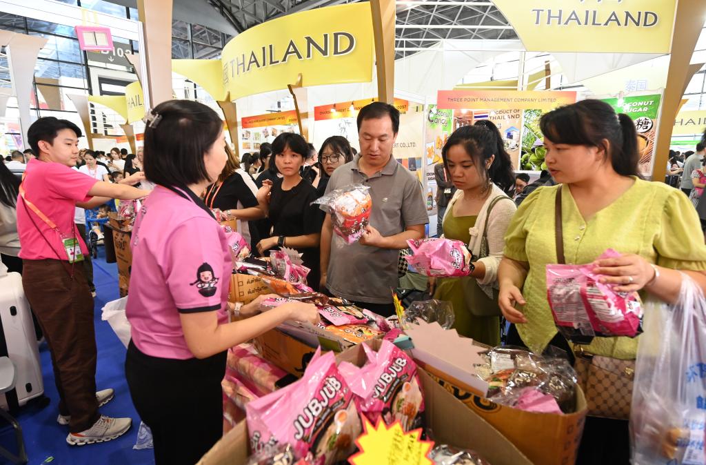 9月28日，在廣西南寧國際會展中心，消費者在選購來自泰國的商品。 在廣西南寧舉行的第21届中國—東盟博覽會上，東盟國家的榴槤、紅木、餅乾、咖啡和俄羅斯牛筋腸、秘魯羊駝毛公仔等產品“走紅”，深受觀眾喜愛。 新華社記者陸波岸攝