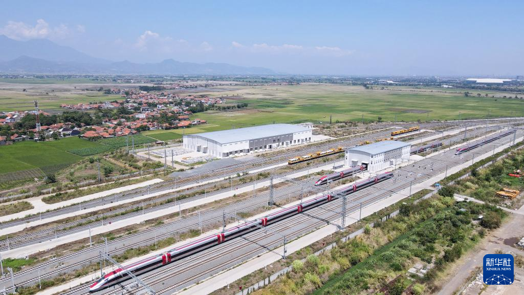 On September 13th, in Bandung, Indonesia, the Jakarta Bandung high-speed train stopped near the DeKalur railway station (drone photo). Photo by Xinhua News Agency reporter Xu Qin