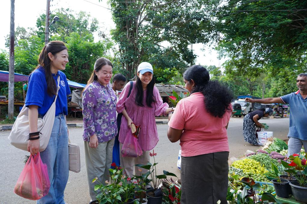 On September 4th, Zhu Song (second from left), the director of the Confucius Classroom at Sablo University, along with teachers Xia Zihan (third from left) and Zhang Huan (first from left), were shopping at the traditional market near the school once a week.